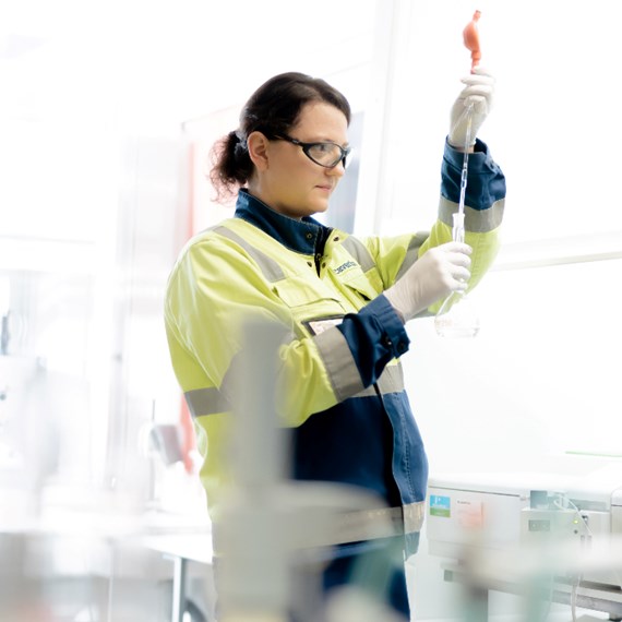 Kvinna som arbetar i ett CHP-laboratorium
