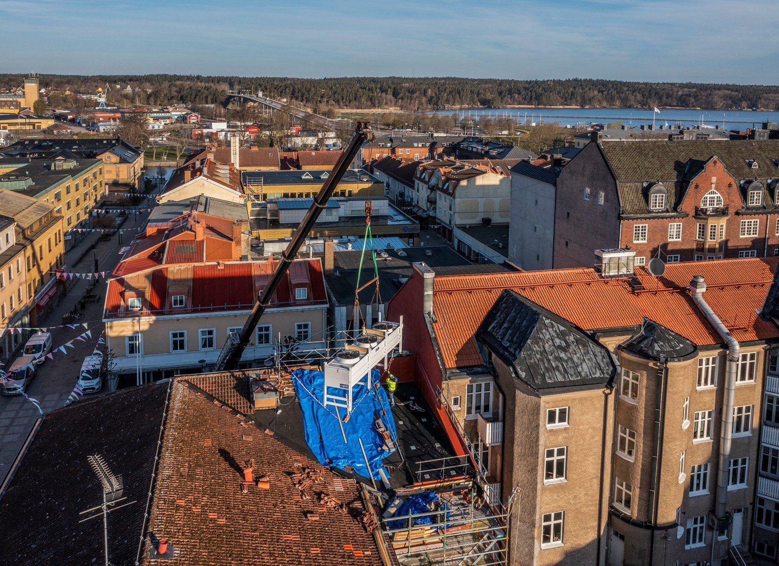 Anläggningen lyfts på plats