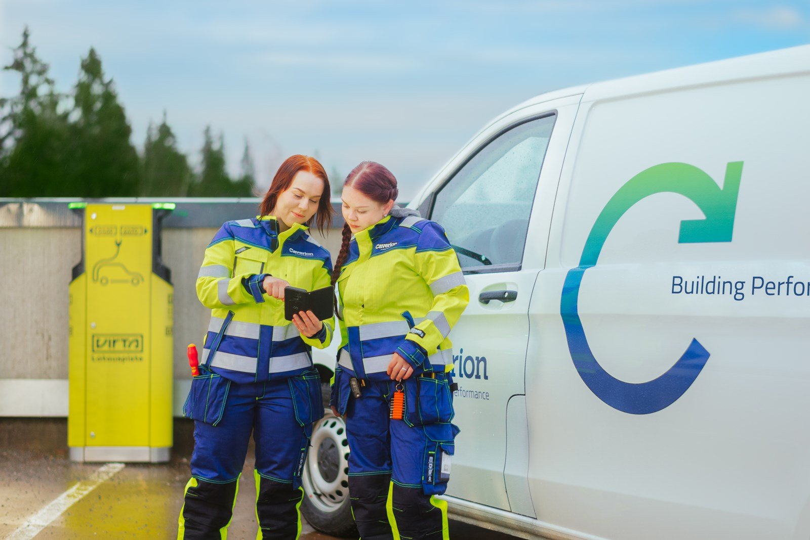 Caverion service technicians - emobility (3).jpg