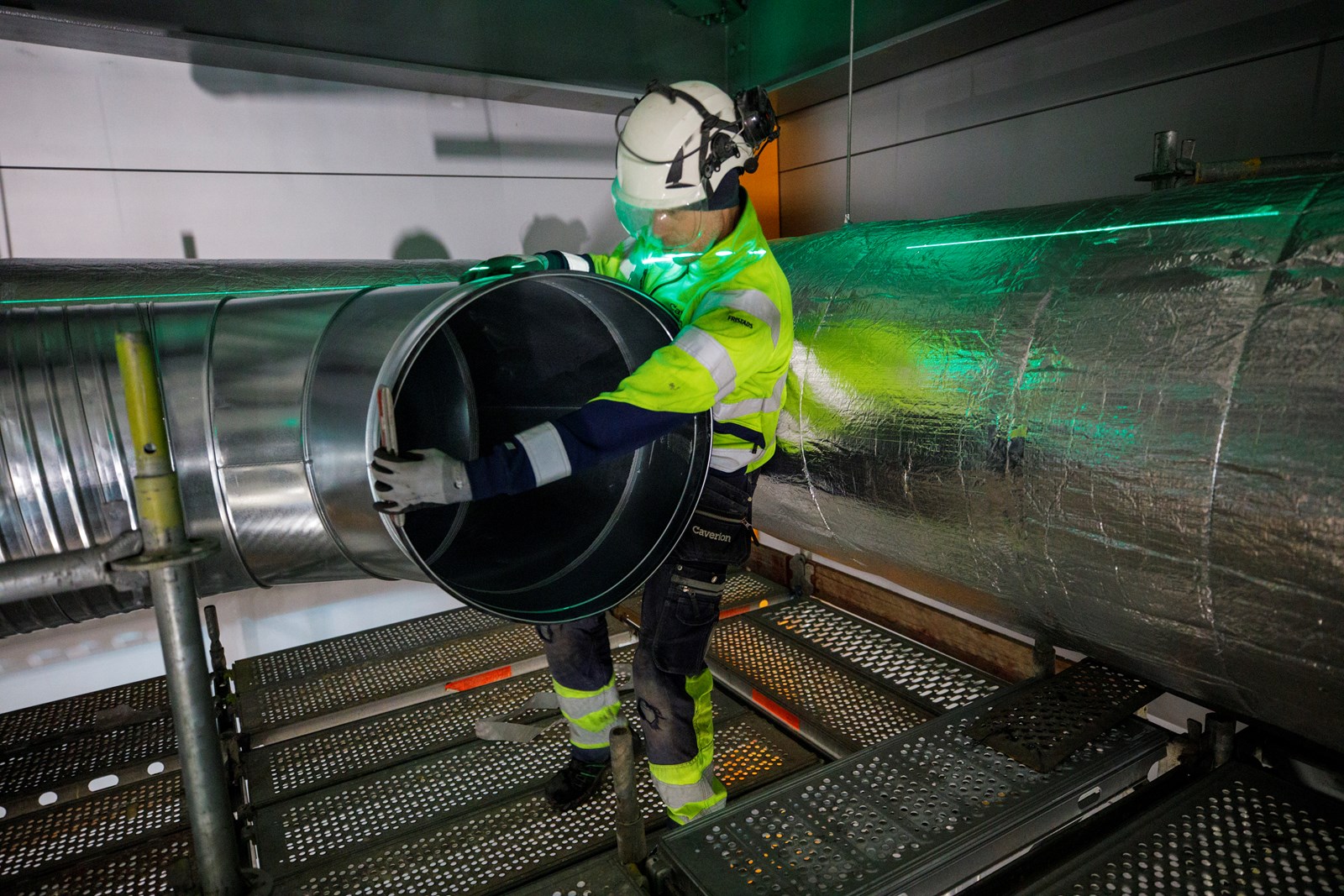 Björn Ståhl, montör Caverion,  monterar ventilationskanaler  vid bygget av Ragn­Sells nya  anläggning