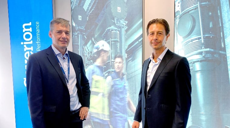 Juha Mennander på Caverion och Raphael Cameron på RPH Linc poserar för en bild