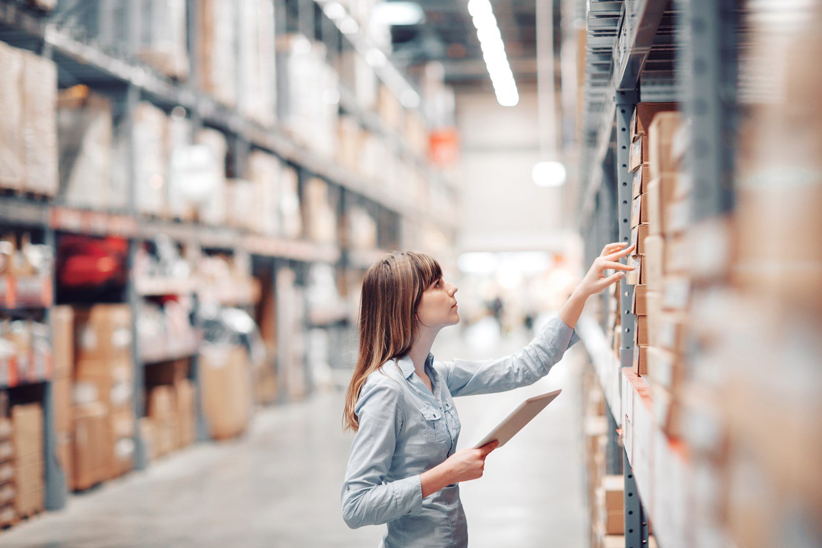 Employee using tablet in a warehouse.jpeg