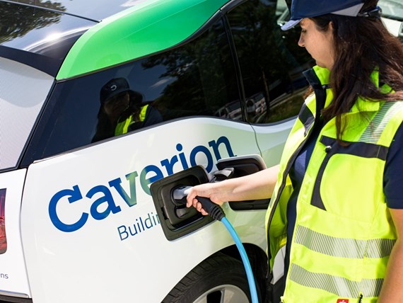 Charging electric car_4.jpg.jpg